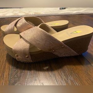 Volatile wedge Size 8